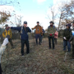 荒神山城にまつわる話に耳を傾ける参加者=岡山県津山市で