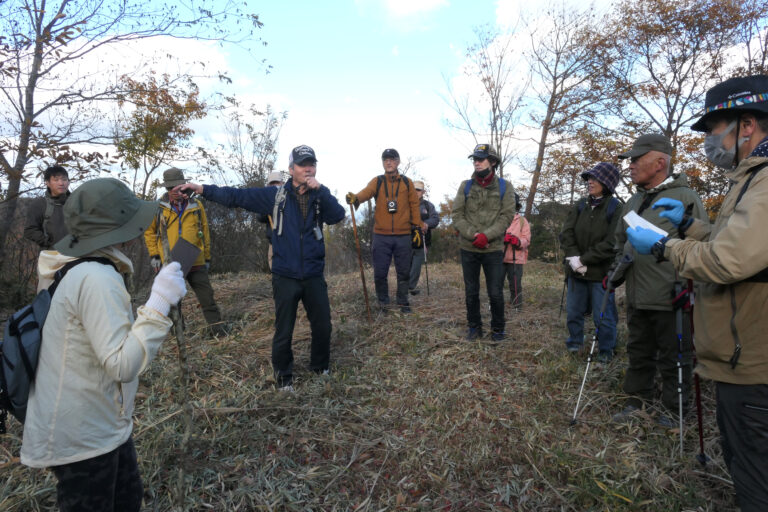 荒神山城にまつわる話に耳を傾ける参加者=岡山県津山市で