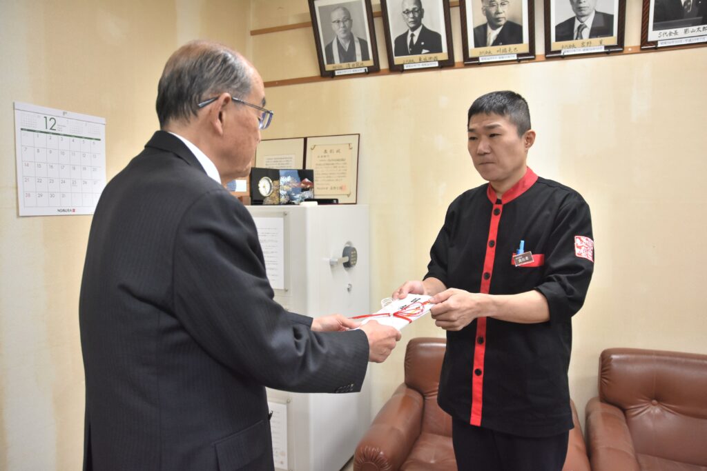 グループ200店舗記念イベントの収益を寄付する藤原寿充店長