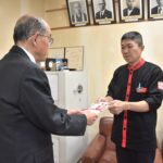 グループ200店舗記念イベントの収益を寄付する藤原寿充店長