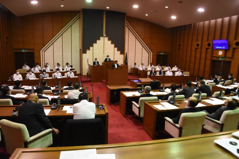 津山市議会は24日の定例会本会議、「地域商社」の関連予算を含む本年度一般会計補正予算案を賛成多数で原案通り可決