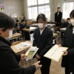 パンフレットを福井館長に手渡す5年生=岡山県津山市で