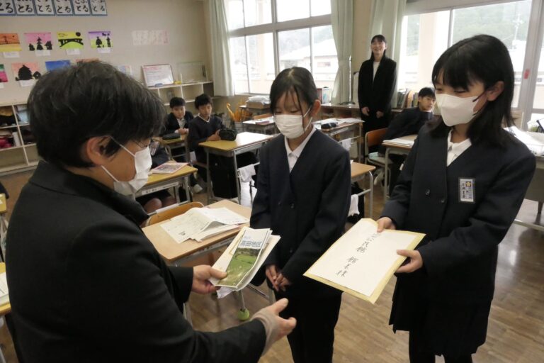 パンフレットを福井館長に手渡す5年生=岡山県津山市で