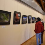 サークルメンバーの力作が並ぶ会場＝岡山県勝央町で