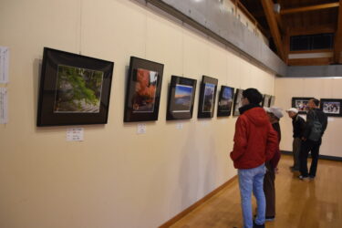 サークルメンバーの力作が並ぶ会場＝岡山県勝央町で
