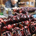 次々に仕上がっている「みまさかの神馬」=岡山県津山市で