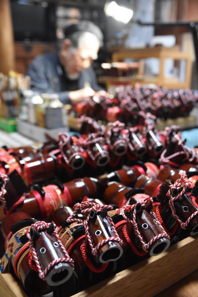 次々に仕上がっている「みまさかの神馬」=岡山県津山市で