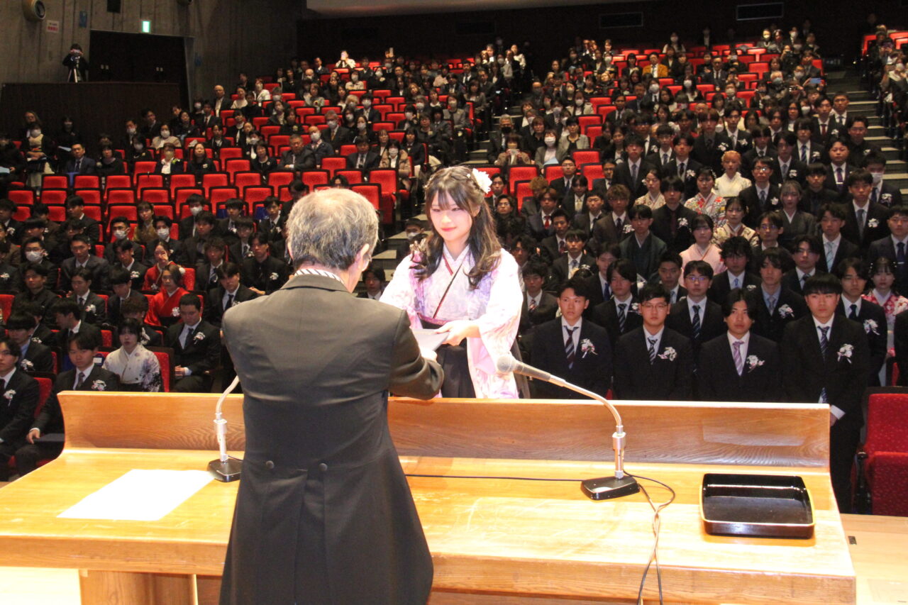 卒業証書を受け取る卒業生総代＝岡山県津山市で