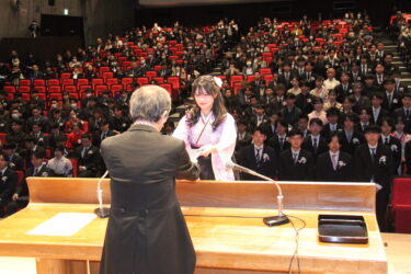 卒業証書を受け取る卒業生総代＝岡山県津山市で