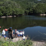 樋ノ内池を見学する高田小4年生＝岡山県津山市で