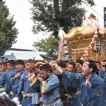 徳守神社を出発する大神輿=岡山県津山市で