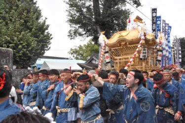 徳守神社を出発する大神輿=岡山県津山市で