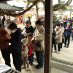 参拝者でにぎわう福力荒神社=岡山県津山市