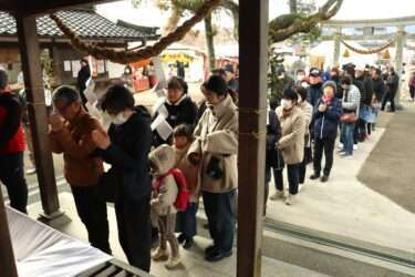 参拝者でにぎわう福力荒神社=岡山県津山市
