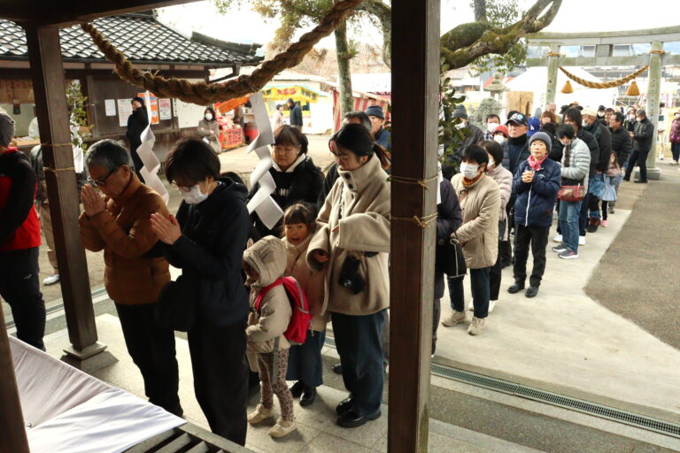 参拝者でにぎわう福力荒神社=岡山県津山市