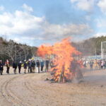 勢いを増すとんどの炎を見つめる子どもたち=岡山県津山市