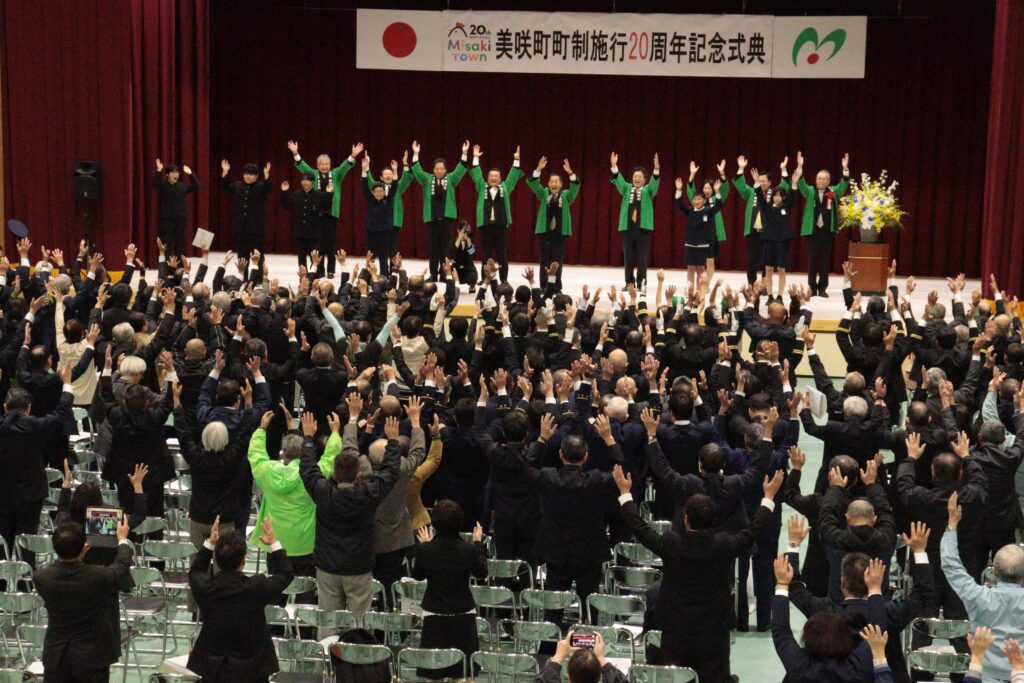 笑い声を上げて締めくくる会場