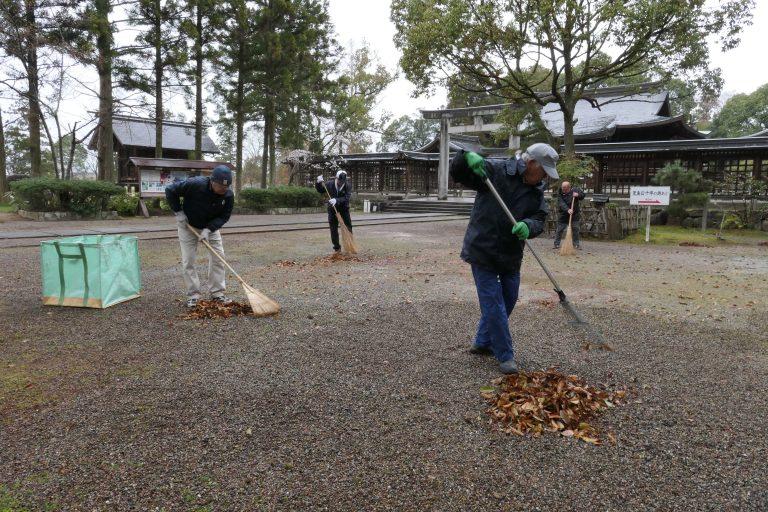 境内の清掃活動に励むライオンズクラブ会員たち