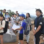 天守台から城下町を望む子どもたち