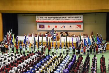 選手宣誓する創志学園の磯本寿々主将=岡山県津山市で