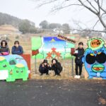 久米南美しい森の看板を作った神目小の6年生＝岡山県久米南町で