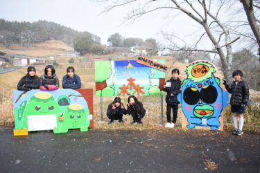 久米南美しい森の看板を作った神目小の6年生＝岡山県久米南町で