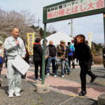 勢いよく種を飛ばす参加者＝岡山県津山市で