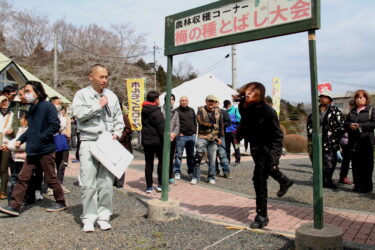 勢いよく種を飛ばす参加者＝岡山県津山市で
