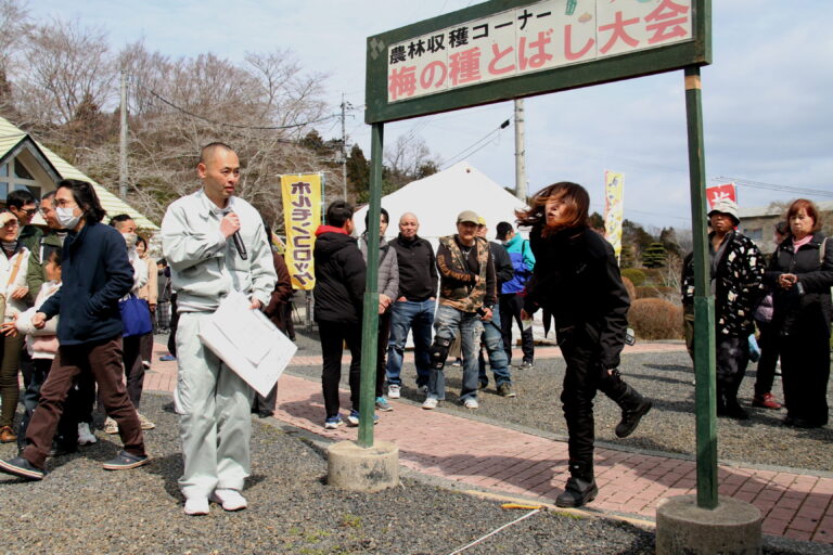 勢いよく種を飛ばす参加者＝岡山県津山市で