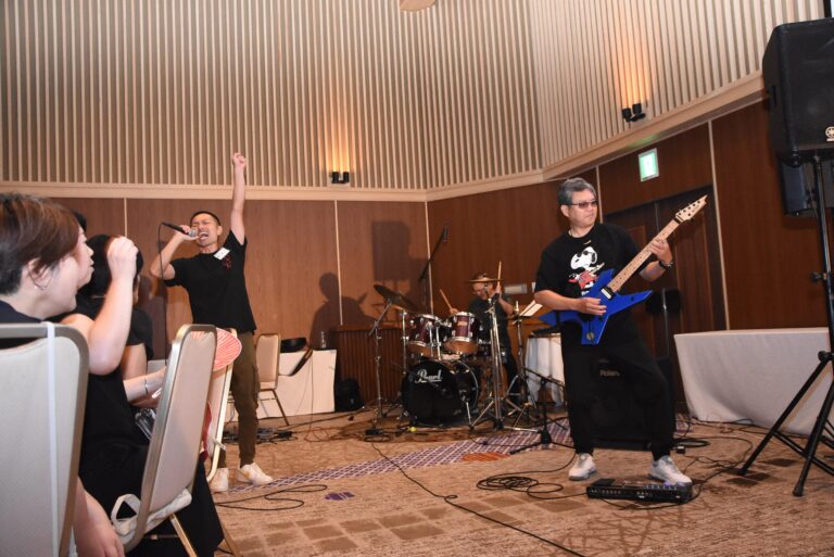 昨年に続き再結成し名曲「ウルトラ・ソウル」を熱演する十六夜祭バンド=岡山県津山市で