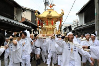 迫力ある大神輿輝き放ち　威勢のいい掛け声とともに練り歩く　「津山まつり開幕」／岡山・津山市