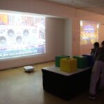 パズルゲームで遊ぶ子どもたち