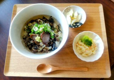 津山まちの駅城西の新メニューとして人気の「干し肉茶漬け」=岡山県津山市で