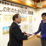 表彰状を受け取る芦田君=岡山県津山市で