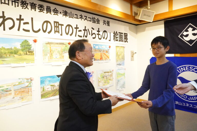 表彰状を受け取る芦田君=岡山県津山市で