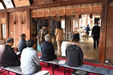 玉串を奉てんする参加者