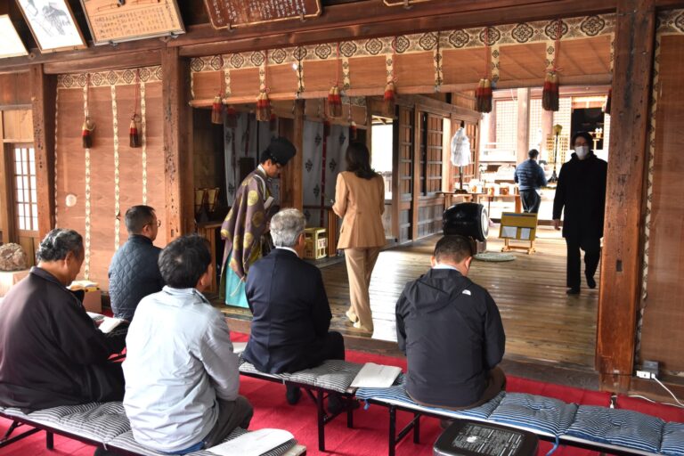 玉串を奉てんする参加者