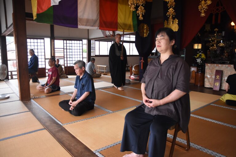さわやかな空気の中、座禅に取り組む参加者=岡山県津山市で