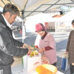 正月飾りを持ち込む氏子ら=岡山県津山市で