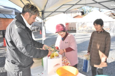 正月飾りを持ち込む氏子ら=岡山県津山市で