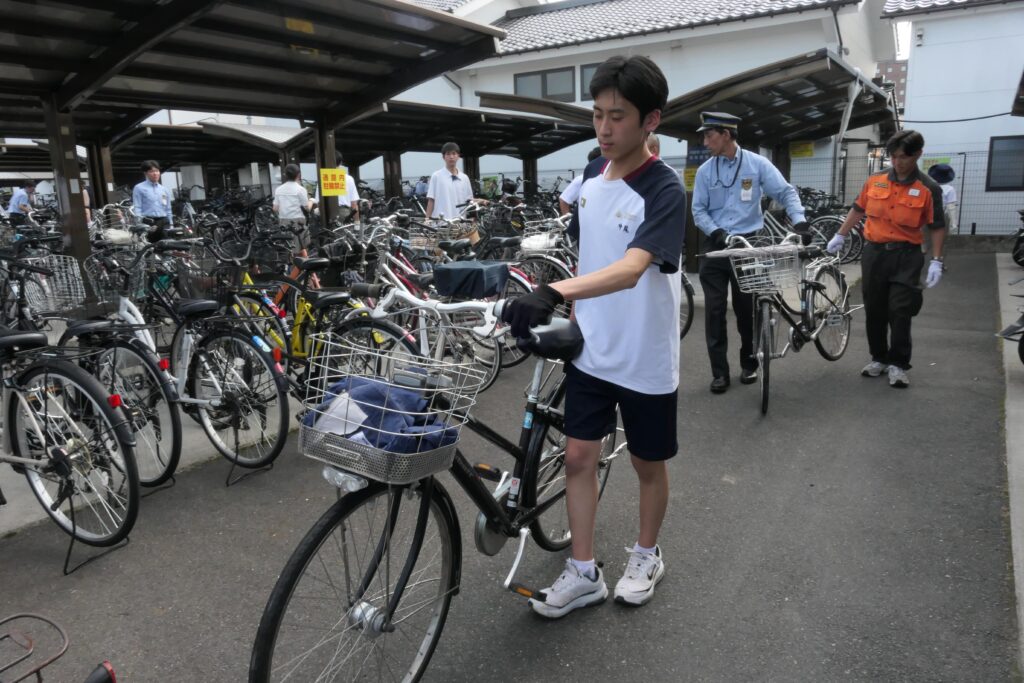 放置自転車の撤去作業に励む高校生ら