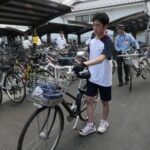 放置自転車の撤去作業に励む高校生ら