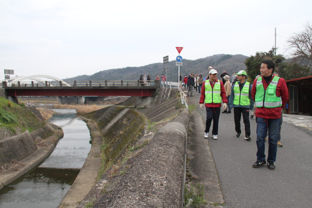 吉井川と藺田川の合流地点付近を視察する参加者