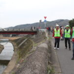 吉井川と藺田川の合流地点付近を視察する参加者