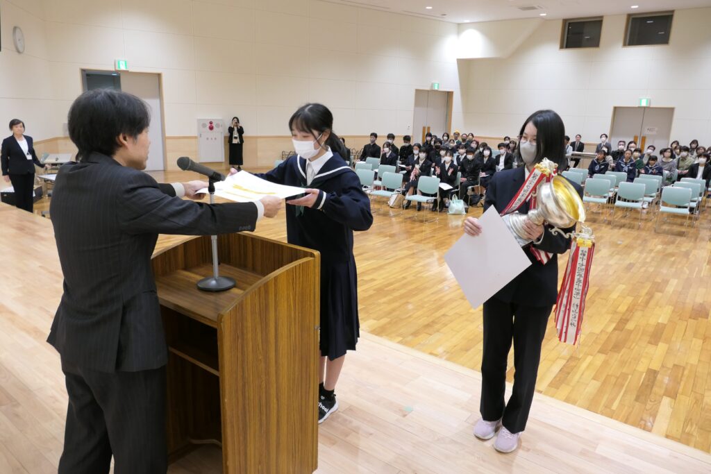 最優秀賞に輝き賞状と杯を受け取る田中さん（左）と竹原さん