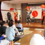 大道芸を楽しむお年寄りたち=岡山県津山市で