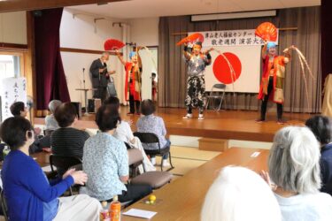 大道芸を楽しむお年寄りたち=岡山県津山市で