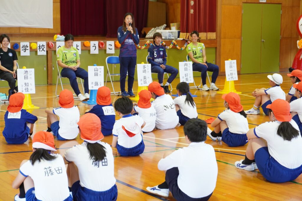 子どもたちに思いやりの大切さを伝える選手たち