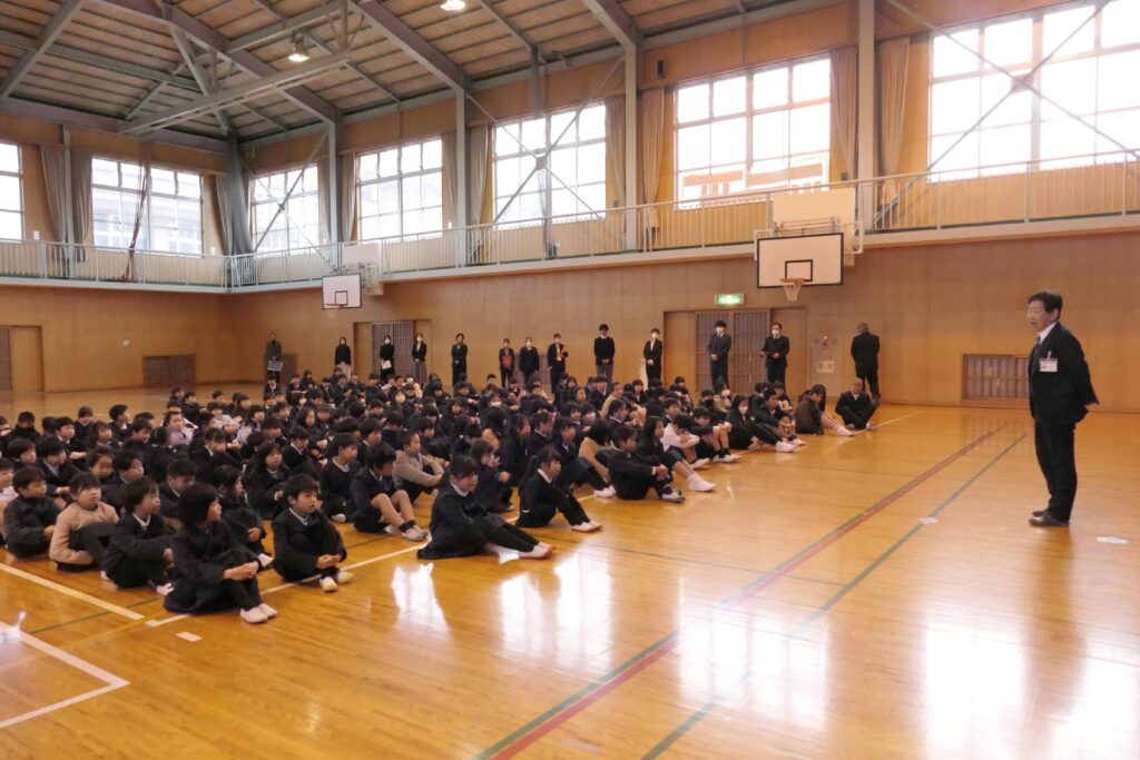 森本校長の話に耳を傾ける児童=大崎小で