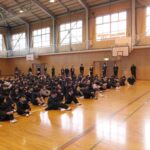 森本校長の話に耳を傾ける児童=大崎小で